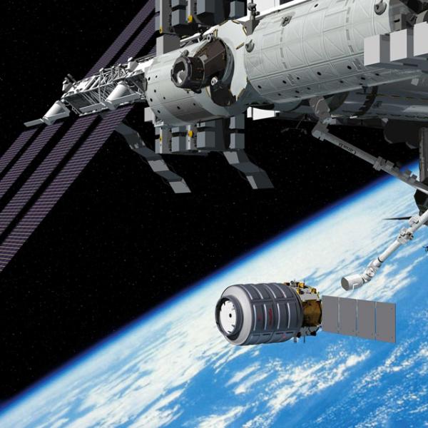 Механическая рука МКС пристыковывает корабль «Сигнус» к грузовому люку. Иллюстрация корпорации Orbital Sciences.