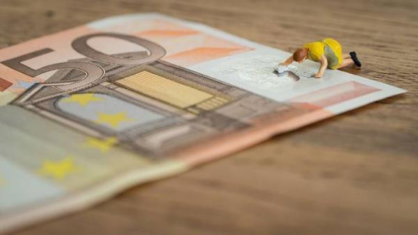 Даже при обращении с новыми банкнотами евро необходимо тщательно мыть руки, так как на них скапливается множество бактерий. Как и американские доллары, они сделаны на основе хлопка. Иллюстрация Томаса Лютарда (The Preiser Project).