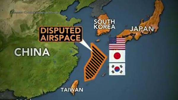 Заштрихована дискуссионный район над Восточно-Китайским морем,  который Китай провозгласил своей опознавательной зоной ПВО. На этом участке моря находятся острова, которые считают своими  и Китай, и Япония.   