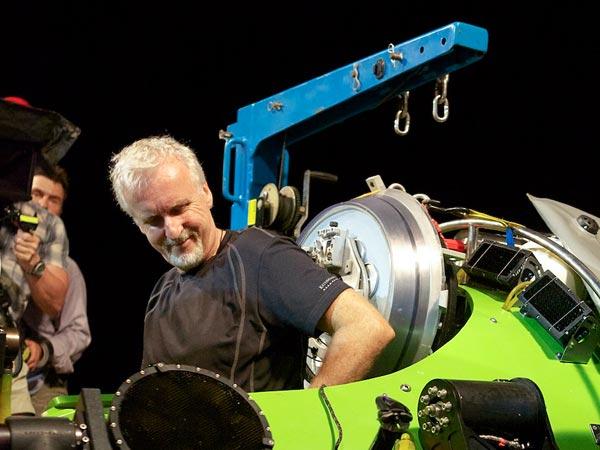 Джеймс Камерон садится на борт подлодки Challenger Deep для погружения в Марианский жёлоб.. 25 марта 2012 года. Photograph by Mark Thiessen, National Geographic Джеймс Камерон садится на борт подлодки Challenger Deep для погружения в Марианский жёлоб.. 25 марта 2012 года. Photograph by Mark Thiessen, National Geographic