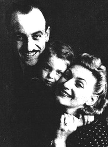 Эдди Рознер с женой Рут Каминской и дочерью Эрикой. 1940-е годы.