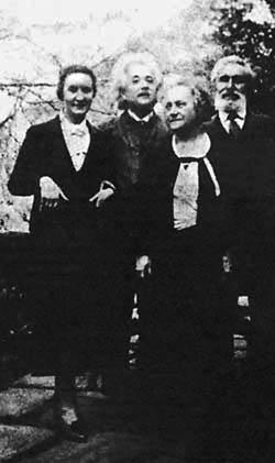 Слева направо: Маргарита Коненкова, Альберт Эйнштейн, Эльза Эйнштейн и Сергей Коненков