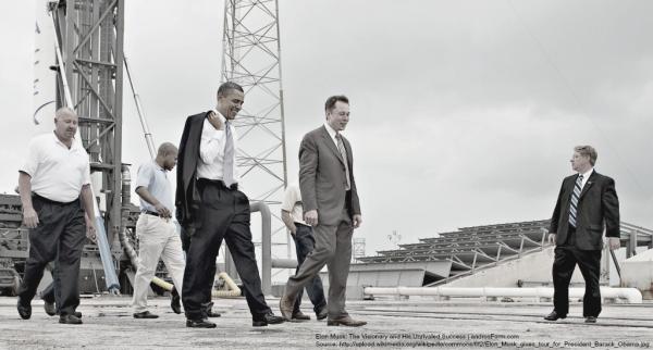 Элон Маск проводит тур в компании SpaceX для президента Барака Обамы. 2010 г.