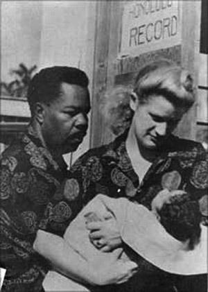 Многие считают, что Обама находился под сильным влиянием некоего афроамериканца Фрэнка Маршалла Дэвиса, имя которого упомянуто в книге Обамы 22 раза. Дэвис был членом компартии, в 1947 году издавал в Чикаго коммунистическую газету «Звезда», а позже поселился на Гавайях, где и просвещал Обаму. В 1946 году Дэвис женился на белой социалистке Хелен Кэнфилд, которая была его моложе на 19 лет. У них было четыре дочери и сын. На снимке: Фрэнк Дэвис, Хелен Кэнфилд и их первая дочь Линн в Гонолулу на Гавайях.