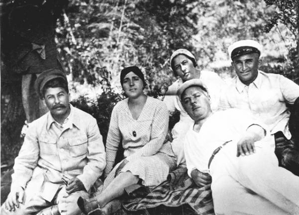 Сталин, Надежда Аллилуева, Ворошилов с женой и Енукидзе на пикнике