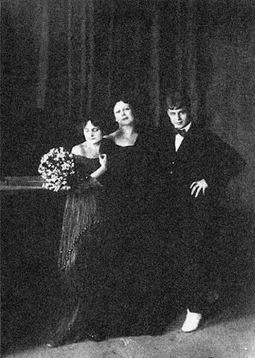 Ирма Дункан с Айседорой и Есениным в день их свадьбы.  Май 1922-го. 