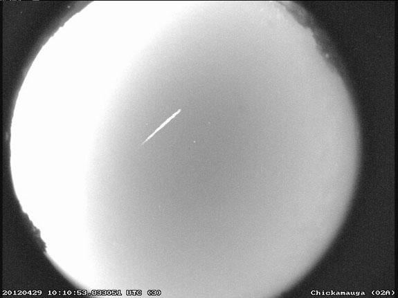 Метеор эта-Аквариды, сфотографированный 12 апреля 2012 года над северной Джорджией. Photo: NASA/MSFC/B. Cook