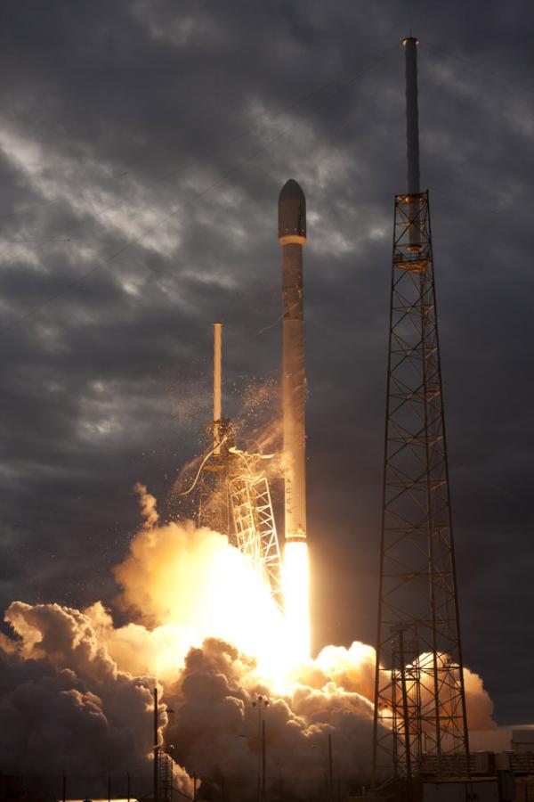 Запуск тайского спутника  Thaicom 6 с помощью ракеты Falcon 9 с мыса Канаверал во Флориде.  Пуск осуществила частная компания SpaceX  6 января 2014 г. Photo Credit — Spacex