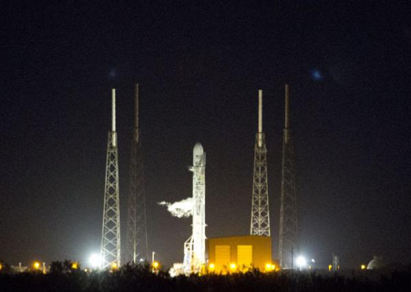 Коммерческая ракета Falcon 9 корпорации SpaceX , несущая коммерческий спутник связи SES-8, на старте на мысе Канаверал во Флориде. Pgoto Courtesy: SpaceX