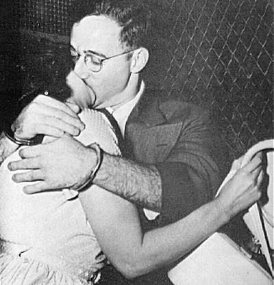 23 августа 1950 года. Этель и Джулиус покидают федеральный суд после того, как им были предъявлены обвинения в шпионаже.