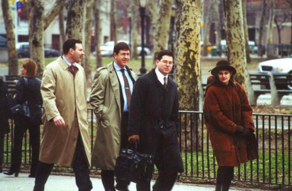 Томас Файерстоун (впереди, в черном плаще) со следователями ФБР во время слушаний по делу Бородина. Нью-Йорк, 2000-й год, фото В.Козловского.