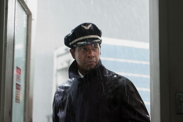 Дензел Вашингтон в роли Уипа Уитекера в фильме «Рейс». Photo © 2012 Paramount Pictures