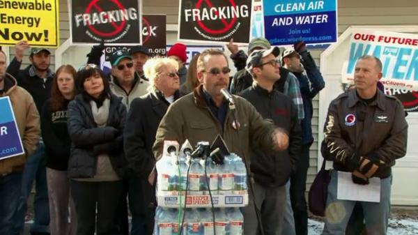 Демонстрация протеста против использования фрекинга в газо- и нефтедобыче. Кадр из документального фильма Fracknation. 