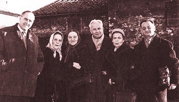 Слева направо: Жорж Бокье, Лиля Брик, Надя Леже, Луи Арагон, Эльза Триоле, Василий Катанян. Франция, 1957 г.