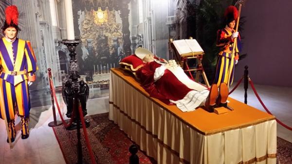 Почётный караул у тела папы Римского