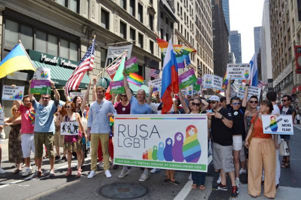 Русская колонна на гей-параде в Нью-Йорке. 30 июня 2013 г. Фото В.Козловского  