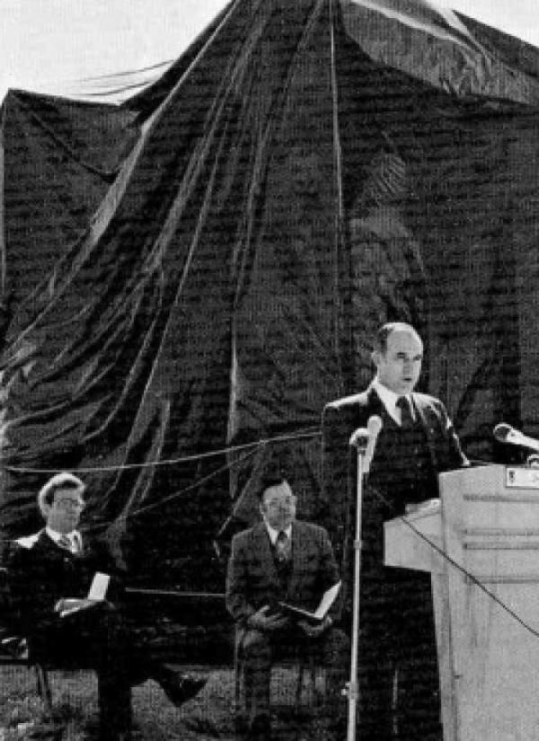 Банкир Уайт Мартин выступает на церемонии открытия «Джорджийских скрижалей»