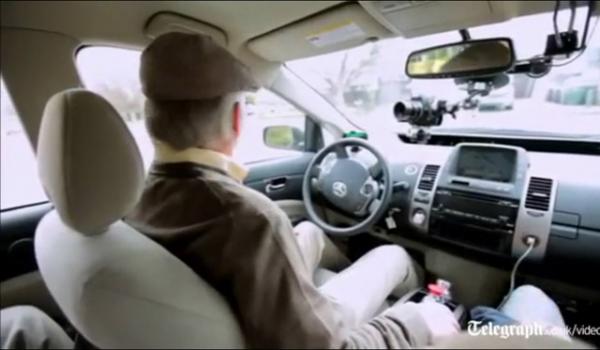 Стив Махан — первый пользователь роботизированного автомобиля Google на основе  Тойоты-«Приус», во время испытаний в Лас-Вегасе (штат Невада). Кадр из видеофильма, где автомобиль отвозит Махана в ресторан быстрой еды, он делает заказ, автомобиль подъезжает к окну раздачи ресторана, едет домой и въезжает в гараж. Все время Стив Махан не участвовал в управлении автомобиля. Photo Courtesy: video telegraph.co.uk