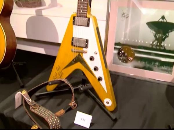 Гитара "Летящая буква V" принадлежавшая гитаристу группы Бон Джови Ричи Самбора