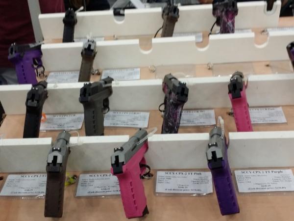 Разноцветные пистолеты для дам