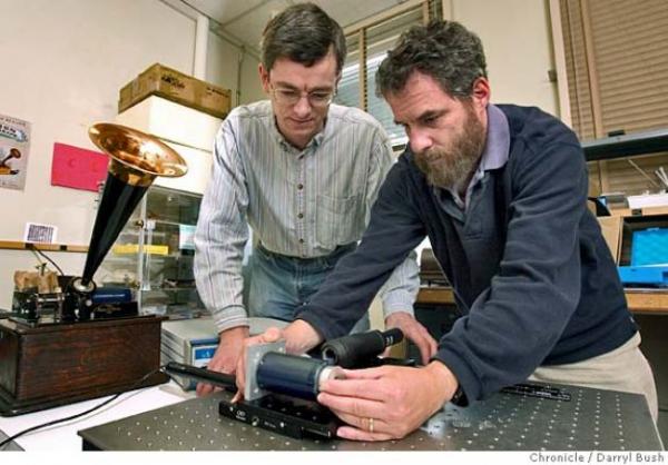 Карл Хабер и Виталий Фадеев в лаборатории.  Фото The Chronicle/Darryl Bush