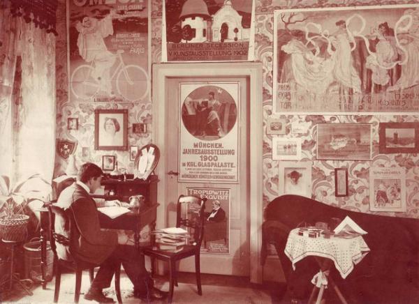 Молодой Ганс Сакс в Германии в окружении работ из своей коллекции плакатов