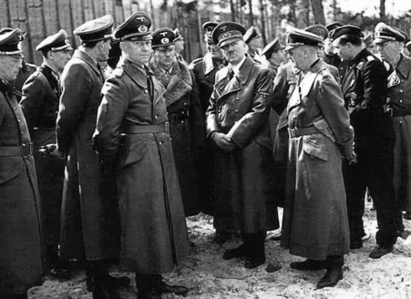 Гитлеровский генералитет (слева-направо): Алфред Йодль (начальник оперативного отдела Верховного главнокомандования, один из главных военных преступников Вермахта — по решению Нюрнбергского трибунала казнён через повешение 16 октября 1946 года), Гейнц Гудериан,  Вильгельм Кейтель (Начальник штаба Верховного главнокомандования вооружёнными силами, один из главных военных преступников — казнён через повешение 16 октября 1946 года), Адольф Гитлер и Карл-Отто Заур (министр военной промышленности).   Рюгенвальде  (Польша), 18-19 марта 1943 г. 