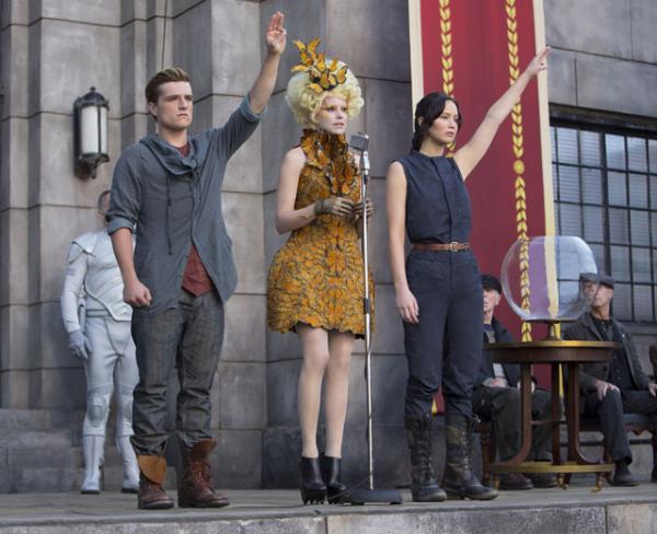 Кадр из фильма The Hunger Games: Catching Fire. Справа налево: Кэтнис Эвергрин (Дженнифер Лоренс), Эффи Трнкет (Элизабет Бэнкс) и Пита Меларк (Джош Хатчинсон). . Photo Credit: Murray Close / Lioonsgate Кадр из фильма The Hunger Games: Catching Fire. Справа налево: Кэтнис Эвергрин (Дженнифер Лоренс), Эффи Трнкет (Элизабет Бэнкс) и Пита Меларк (Джош Хатчинсон). . Photo Credit: Murray Close / Lioonsgate