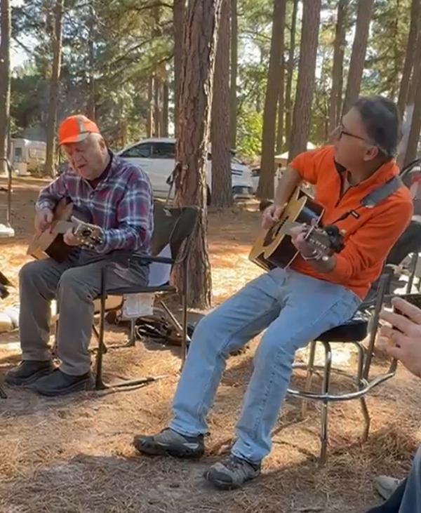 Сергей и Александр Никитины поют в лесу