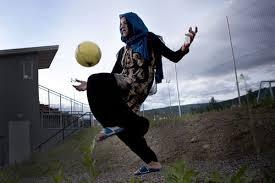 Многие исламские женщины любят футбол, но женское участие в футбольных играх встречает большие трудности