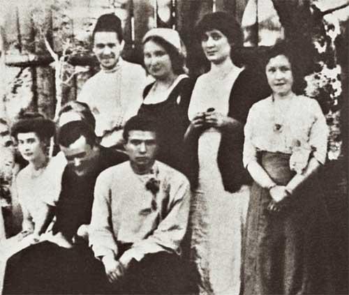 имение Слепнево 1911  Стоят Д Кузьмин Караваев Лиза Кузьмина Караваева Анна Ахматова  и  М Сверчкова