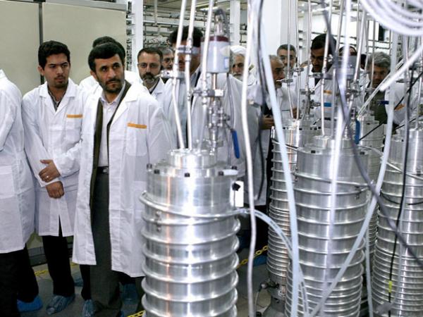 Президент Ирана Махмуд Ахмединежад инспектирует производство по обогащению урана в Натанзе, в 200 милях к югу от Тегерана. 8 апреля 2008 г. Photo Courtesy: Iranian President’s Office/AP