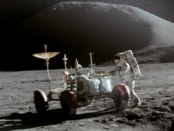 Джеймс Ирвин у «Лунного Ровера». На заднем плане — гора Хэдли. Снимок сделан в самом конце первого выхода на поверхность Луны.  Фото: David Scott / NASA