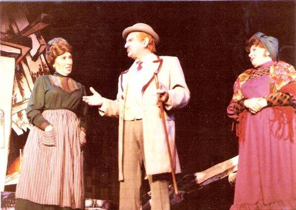 Сцена из спектакля театра Фолксбине в 80-х годах.  Слева направо: Ципора Спайсман, Джекоб Рехтцайт и Нехама Сиротина.