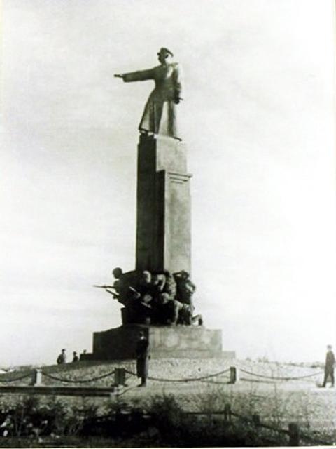 Первоначальный вид монумента Сталину