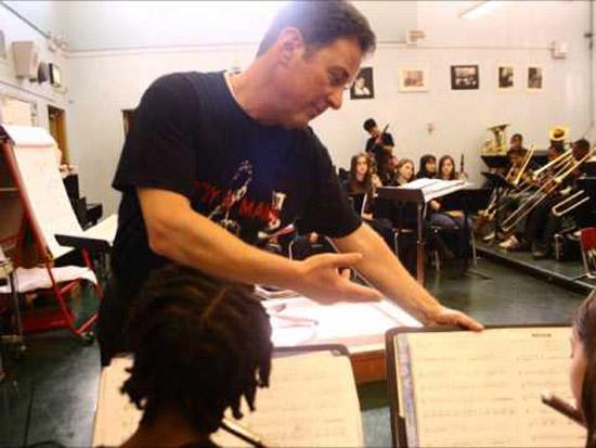 Александр Каминник — на занятии с оркестром 78-й средней школы Бруклина