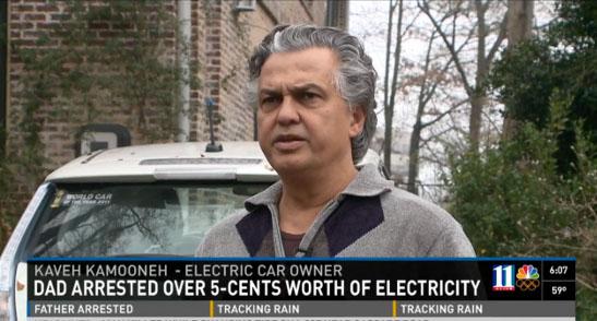 Каве Камуне, обвиненный в краже электричества для дозаправки своего электромобиля Ниссан «Лиф», дает интервью телестанции WXIA. Photo Courtesy: WXIA