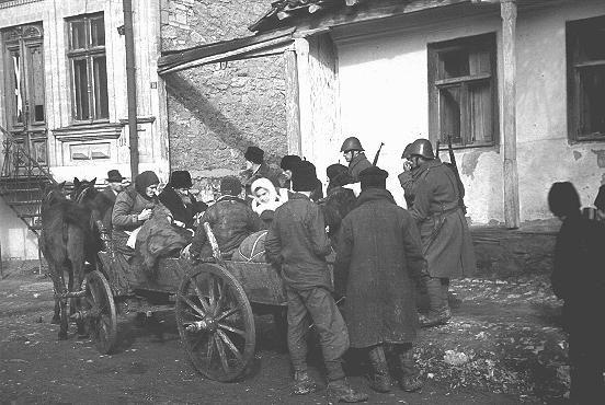 Румынские солдаты депортируют евреев из Кишинева (кишиневского гетто) в Приднестровье, где были расположены концентрационные лагеря. 28 октября 1941 г. 