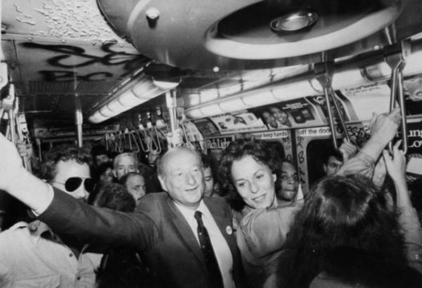 1980-й год. Эд Коч в сабвее вместе с Бесс Мейерсон (справа от него) агитируют за перевыборы его мэром. В это же самое время  Бесс Мейерсон выдвинула свою кандидатуру в Сенат.