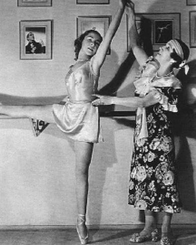 Матильда Ксешинская в своей балетной студии в Париже. (предположительно — начало 1930-х г.)