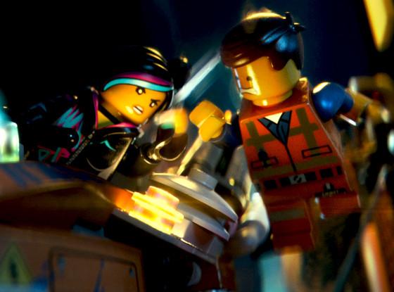 Кадр из анимационного 3D фильма «Лего-фильм» (The LEGO® Movie). Дикая Природа (слева — Wyldstyle, озвучила Элизабет Бэнкс) и Эммет (озв. Крис Пратт).