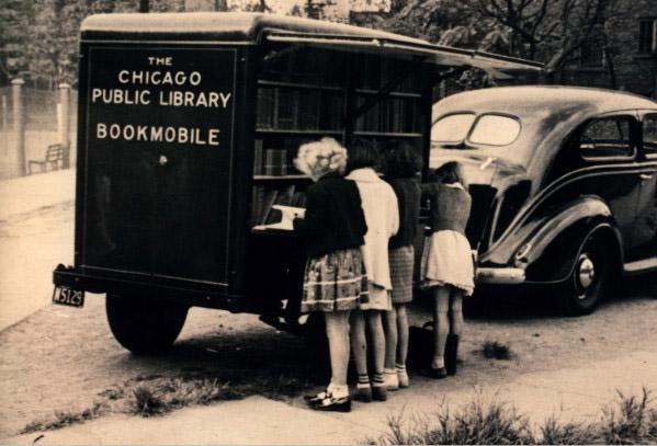 Книжный автомобиль Чикагской библиотеки позволял читателям менять и брать новые книги недалеко от своего дома.  Снимок сделан 60-80 лет назад.