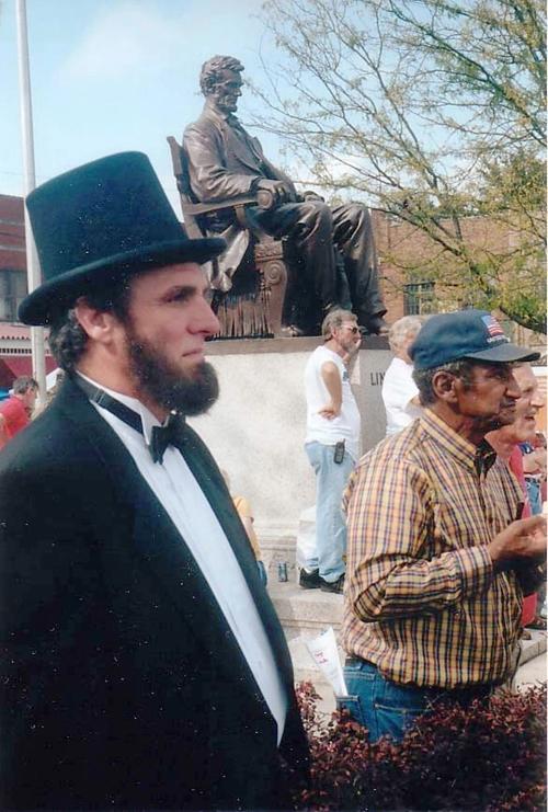 Один из «двойников» Линкольна на фоне его скульптуры в одном из мемориальных мест. Фото В.Родионова.
