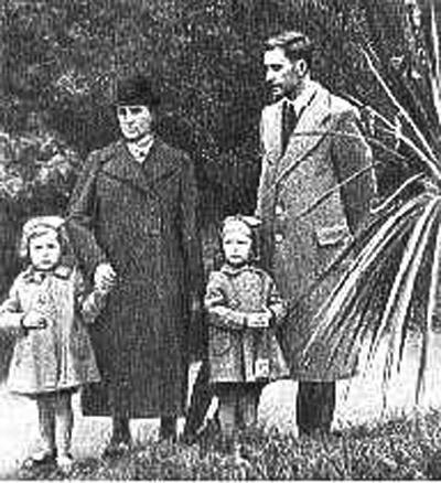 Ботанический сад. За несколько минут до бомбежки. Д.С. Лихачев с матерью и дочерьми — Милой и Верой.