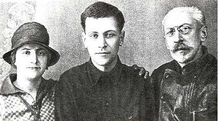 Дмитрий Лихачев с родителями. 1929 г.