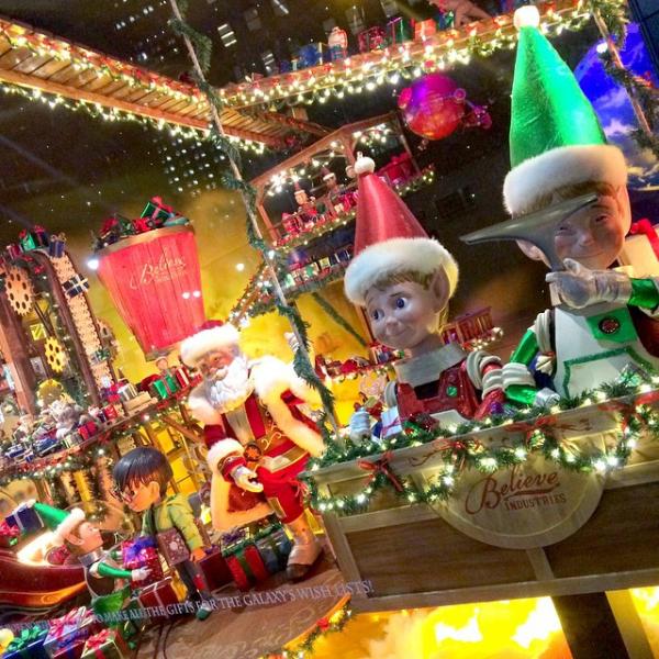 Рождественская витрина магазина Macy's в Нью-Йорке.  Courtesy: macys/Instagram