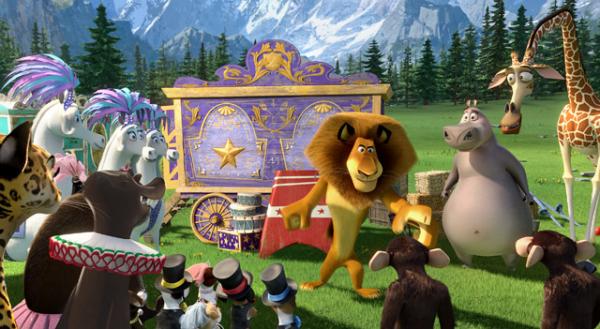 Кадр из фильма «Мадагаскар 3». Лев Алекс (Бен Стиллер) наставляет труппу цирка. Справа от него бегемотица Глория (Джейда Пинкетт Смит) и жираф Мельман. © 2012 DreamWorks Animation LLC