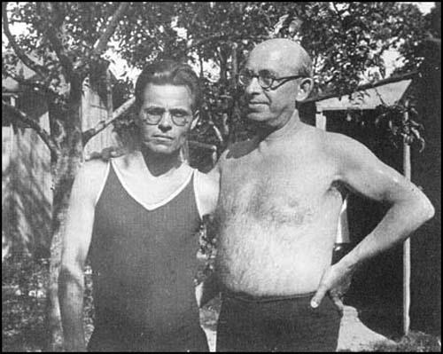 Нестор Махно (слева) и Александр Беркман в Париже. 1927 г,