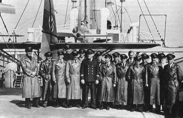 Альфред Ритшер (в центре) и его команда отправляются в Антарктиду на авианосце «Швабия». 1938 г.