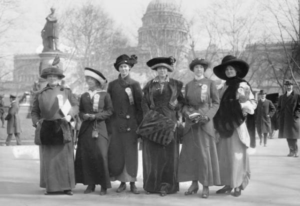 3 марта 1913 года, Вашингтон. На фоне Капитолия сфотографировались участницы Парада за предоставление женщинам активного избирательного права (Suffrage Parade). Слева-направо: Рассел Макленнан, Алтиа Тафт, Лью Бриджес, Ричард Коук Берлсон, Альберта Хилл и Мисс Регсдейл. Фото из коллекции Библиотеки Конгресса США.